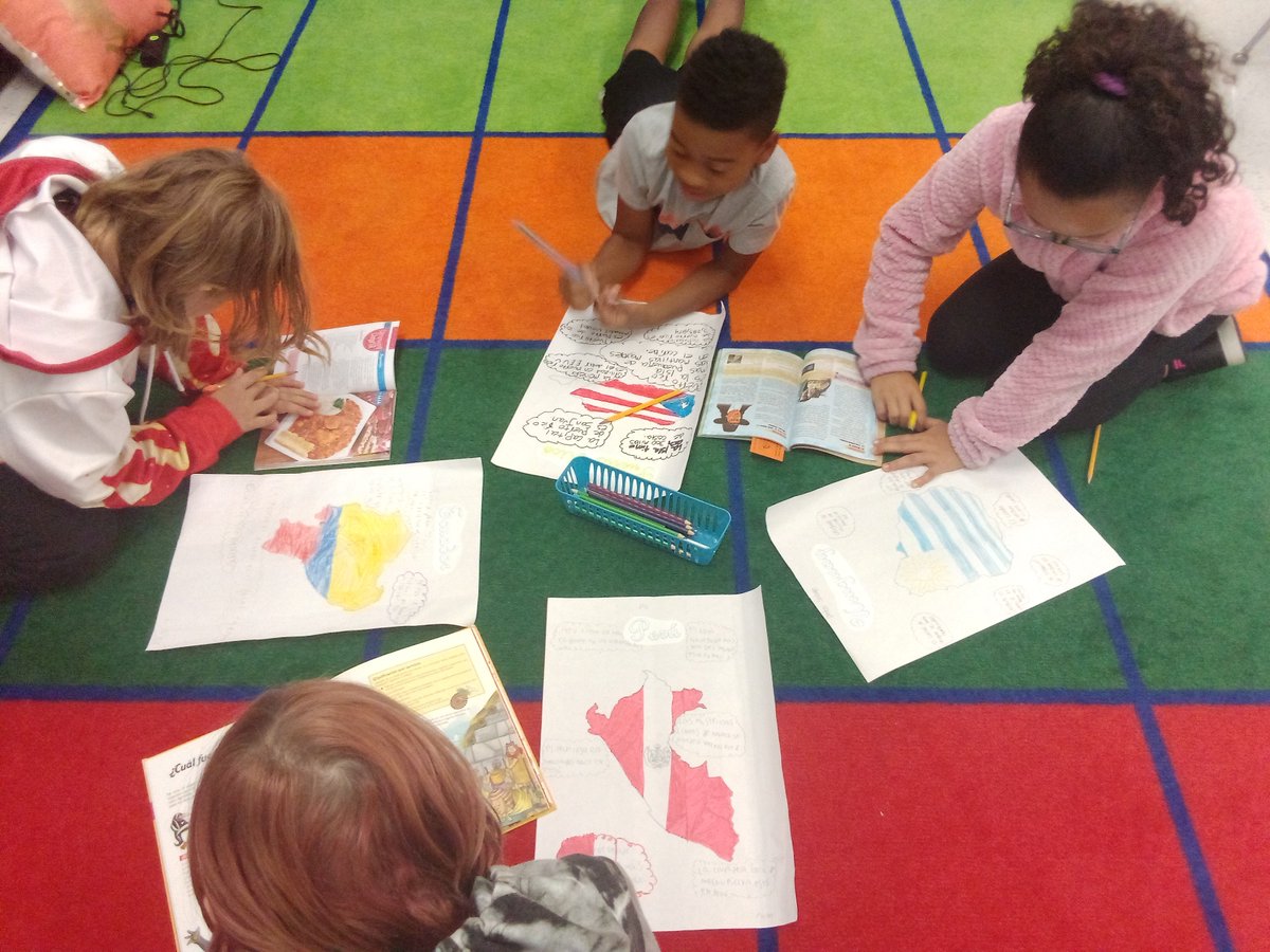 AngelesmMaribel's tweet photo. With my students we are preparing to participate in our school parade, reading, drawing and learning about Spanish countries. #UnitingOurWorld! #PLearning https://t.co/rtCJ6J3tf2