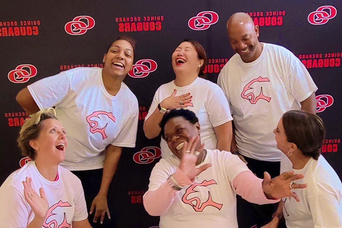 Thomas4Leaders's tweet photo. Twinning and Ready to Dig Pink 🎀 during the family photo shoot! 👏🐾❤️ (missing Ms. Yu)
#BreastCancerAwarenessMonth
#SideOutFoundation
#CougarPride
@QOHS_AP @yarborop2 @QOActingAP @Dawniedawn22 https://t.co/fZew8MoaeL