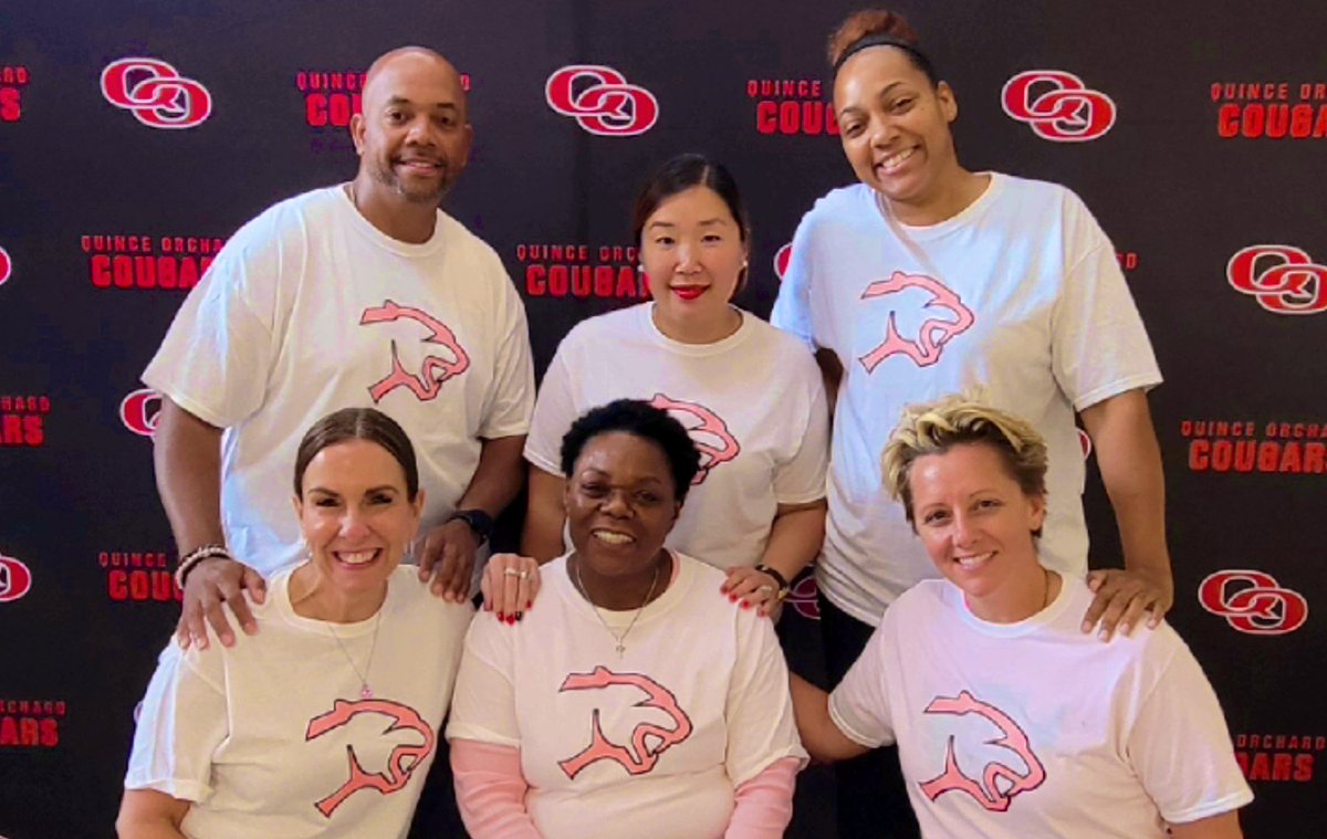 Thomas4Leaders's tweet photo. Twinning and Ready to Dig Pink 🎀 during the family photo shoot! 👏🐾❤️ (missing Ms. Yu)
#BreastCancerAwarenessMonth
#SideOutFoundation
#CougarPride
@QOHS_AP @yarborop2 @QOActingAP @Dawniedawn22 https://t.co/fZew8MoaeL