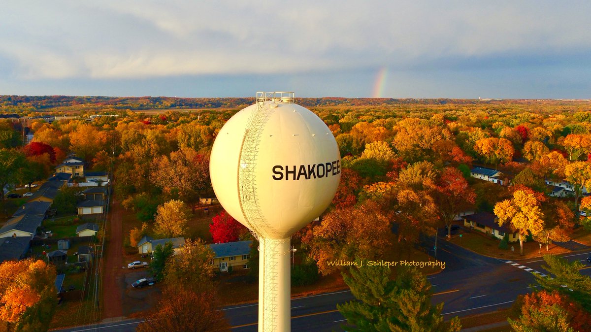 bschlep1's tweet photo. Rainbow (background) pouring more color into the autumn leaves last night… @BelindaKARE11 @kare11wx #Colorcast https://t.co/BbabNKJcEx