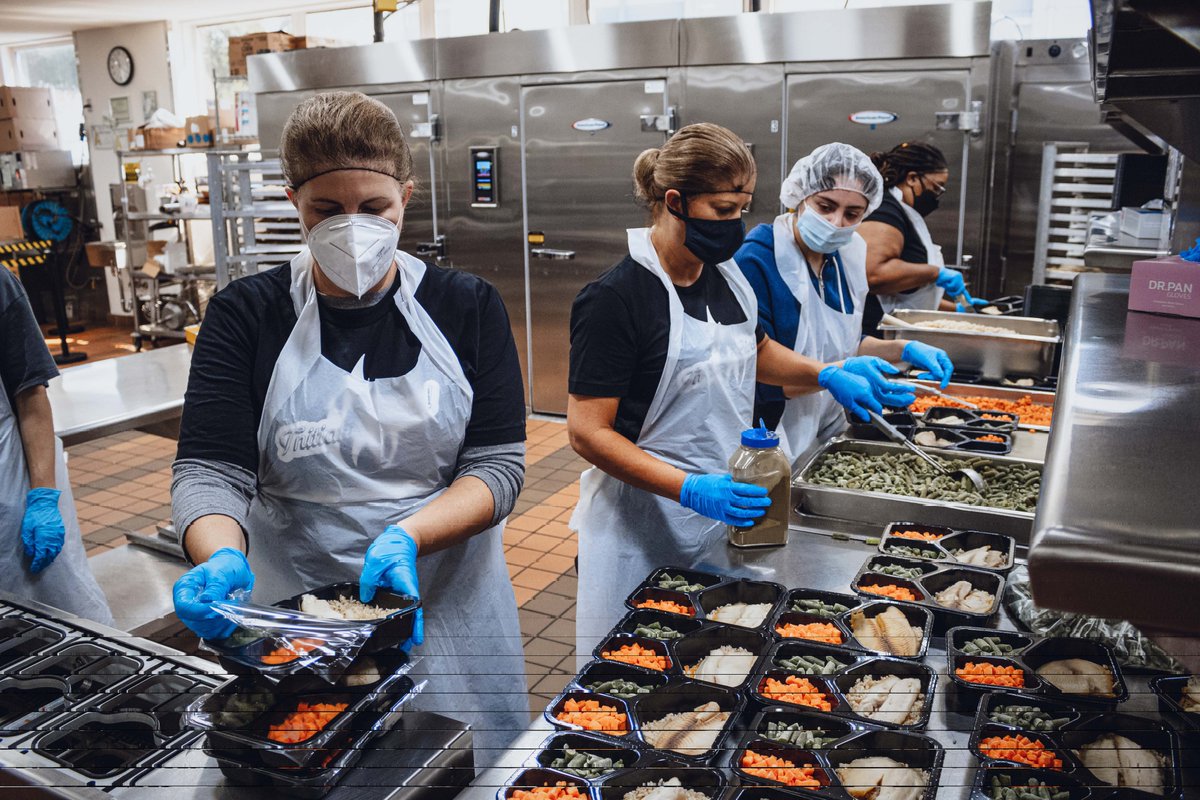 ProjAngelFood's tweet photo. Thank you to @initiativeww volunteers for your hard work in the kitchen on Wednesday!
#ProjectAngelFood #MedicallyTailoredMeals #InitiativeGives #InitiativeGives2022 #CookingUpLove https://t.co/SqnfJkIKrb