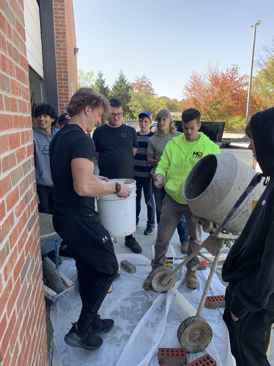 VictoriaBerling's tweet photo. Students loved their concrete lessons today. Many thanks to Tom Carnes and McD Concrete for sharing your talents! https://t.co/wMebMbYlTM