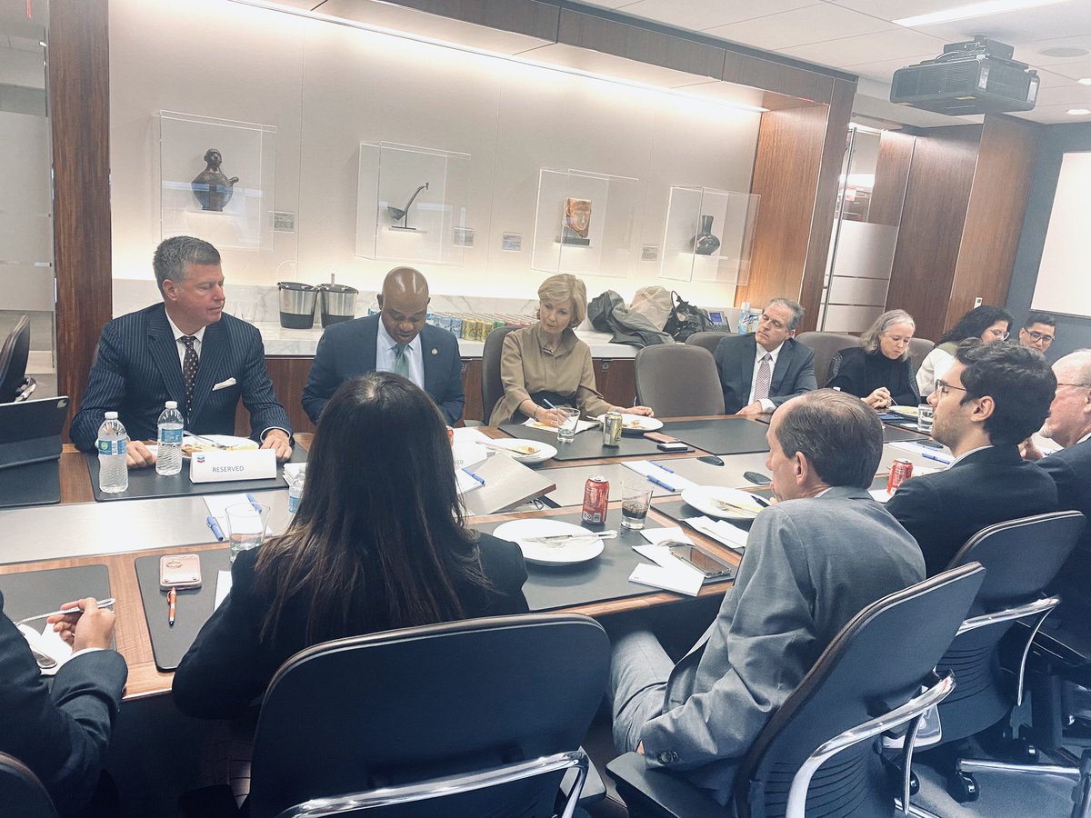 billburlew's tweet photo. Luncheon meeting today with Colombian Ambassador Luis Gilberto Murillo and the member companies of the US-Colombia Business Partnership discussing trade and investment 🇺🇸🇨🇴@ColombiaEmbUSA @PROCOLOMBIACO @LuisGMurillo https://t.co/rQsGrvqHFm