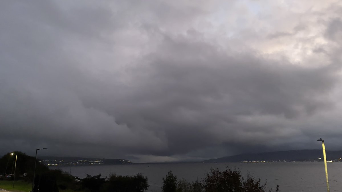 ArgyllSeaGlass's tweet photo. Stormy skies over Loch Long in Argyll Scotland ☔️ ⛈️ 🏴󠁧󠁢󠁳󠁣󠁴󠁿

#MHHSBD #CraftBizParty #StormHour #Scotland https://t.co/RIsslpGyHG