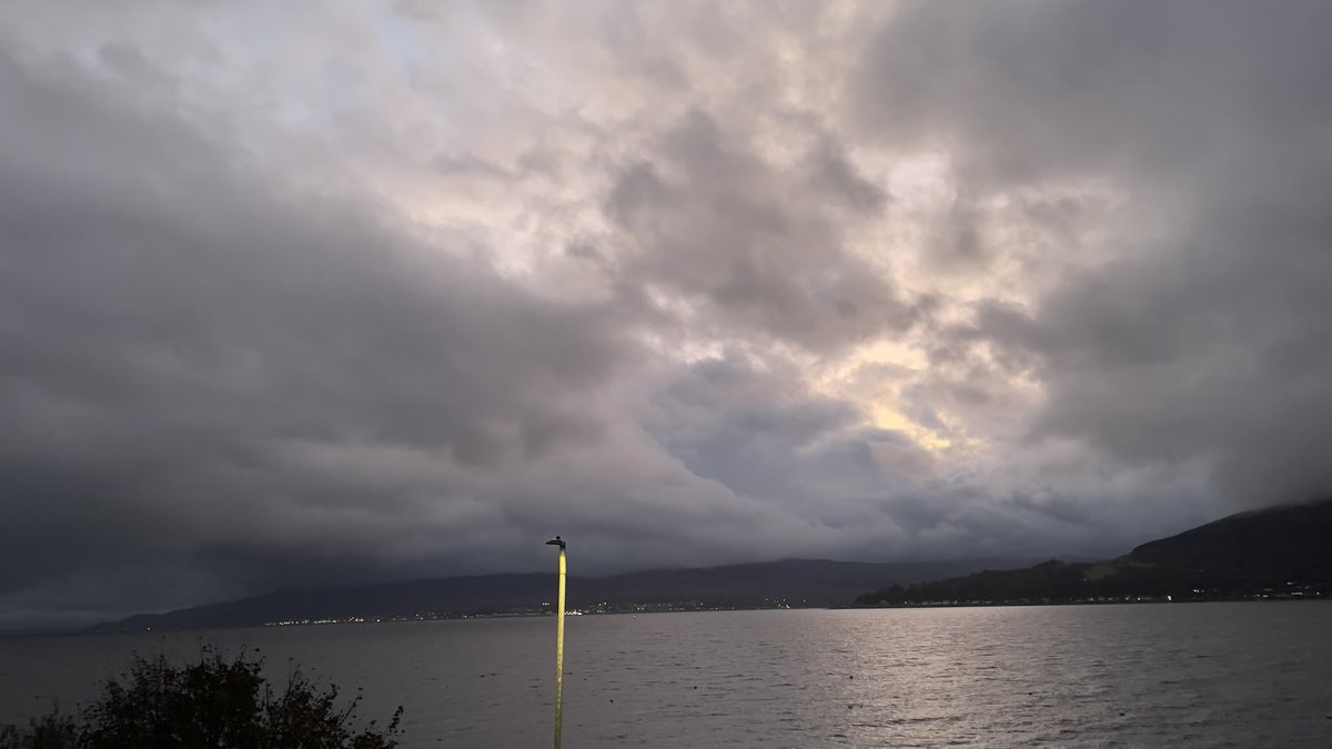 ArgyllSeaGlass's tweet photo. Stormy skies over Loch Long in Argyll Scotland ☔️ ⛈️ 🏴󠁧󠁢󠁳󠁣󠁴󠁿

#MHHSBD #CraftBizParty #StormHour #Scotland https://t.co/RIsslpGyHG