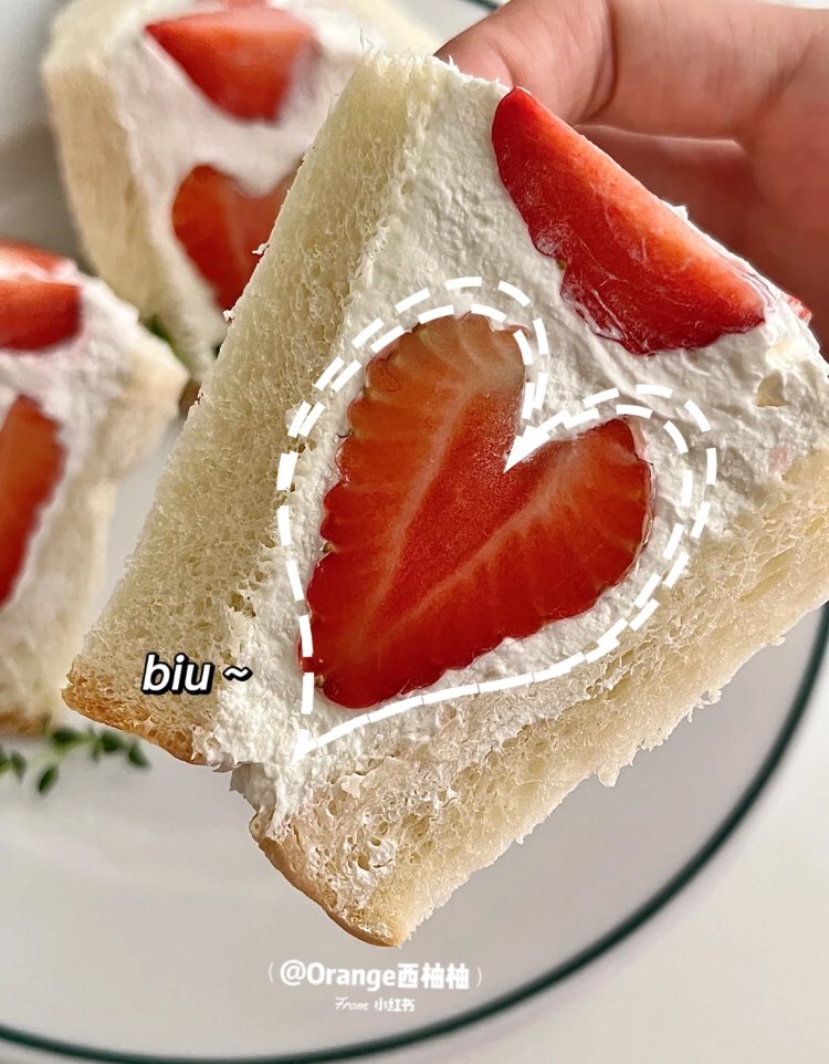 piinkibun's tweet photo. strawberry sandwich https://t.co/UShJW2xSI0