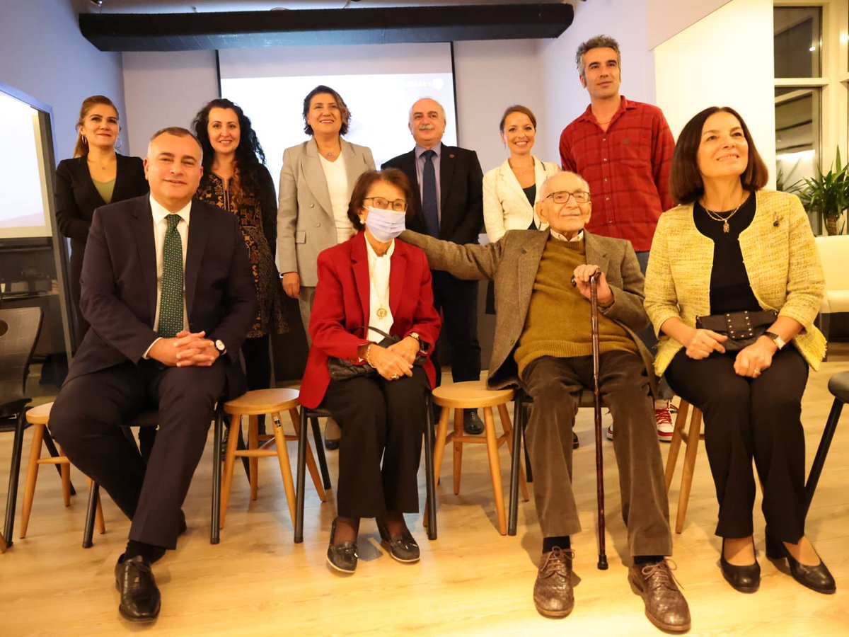 Ankaramızın Başkent oluşunun 99. Yıldönümünü iki anlamlı etkinlikle kutladık. Kurtuluş Savaşı Müzesi yapacağımız Abidinpaşa Köşkü’nde tanıtım toplantımızı gerçekleştirdik. Hocaların hocası Turan Erol’un adını verdiğimiz Sanat Atölyemizin açılışını yaptık. #İleriDaimaİleri