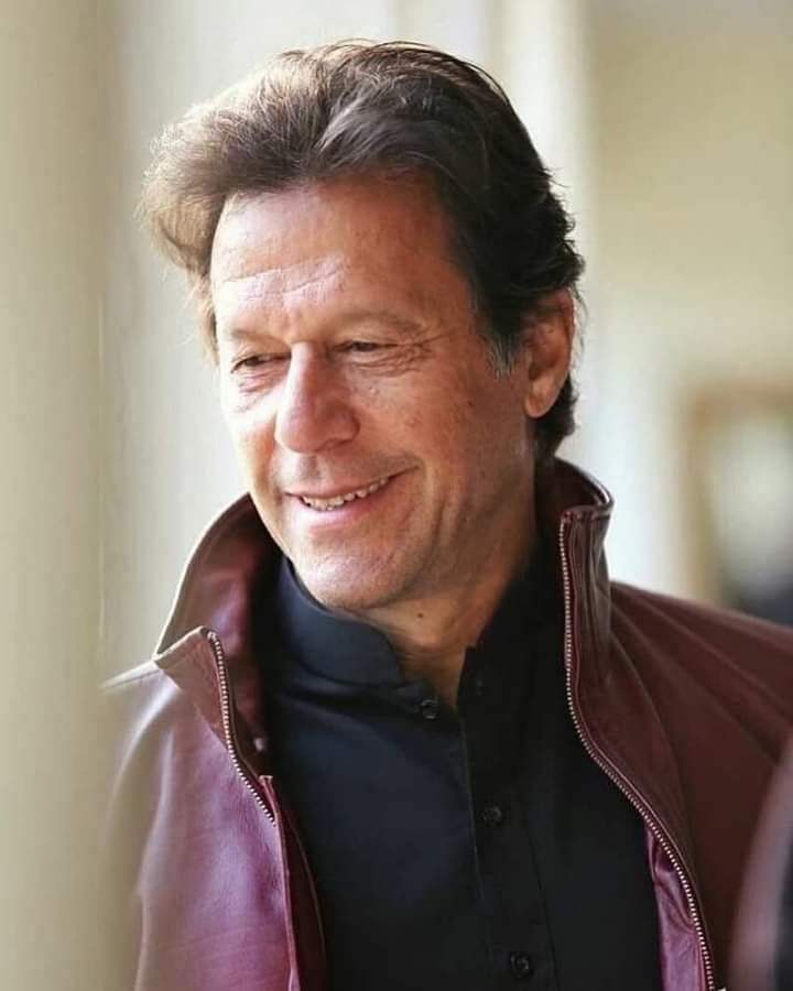 بخت کے تخت سے یکلخت اتارا ہوا شخص

تُو نے دیکھا ہے کبھی جیت کے ہارا ہوا شخص

اب اندھیرے ہیں کہ لیتے ہیں بلائیں اُس کی

روشنی بانٹ گیا دیپ پہ وارا ہوا شخص !!