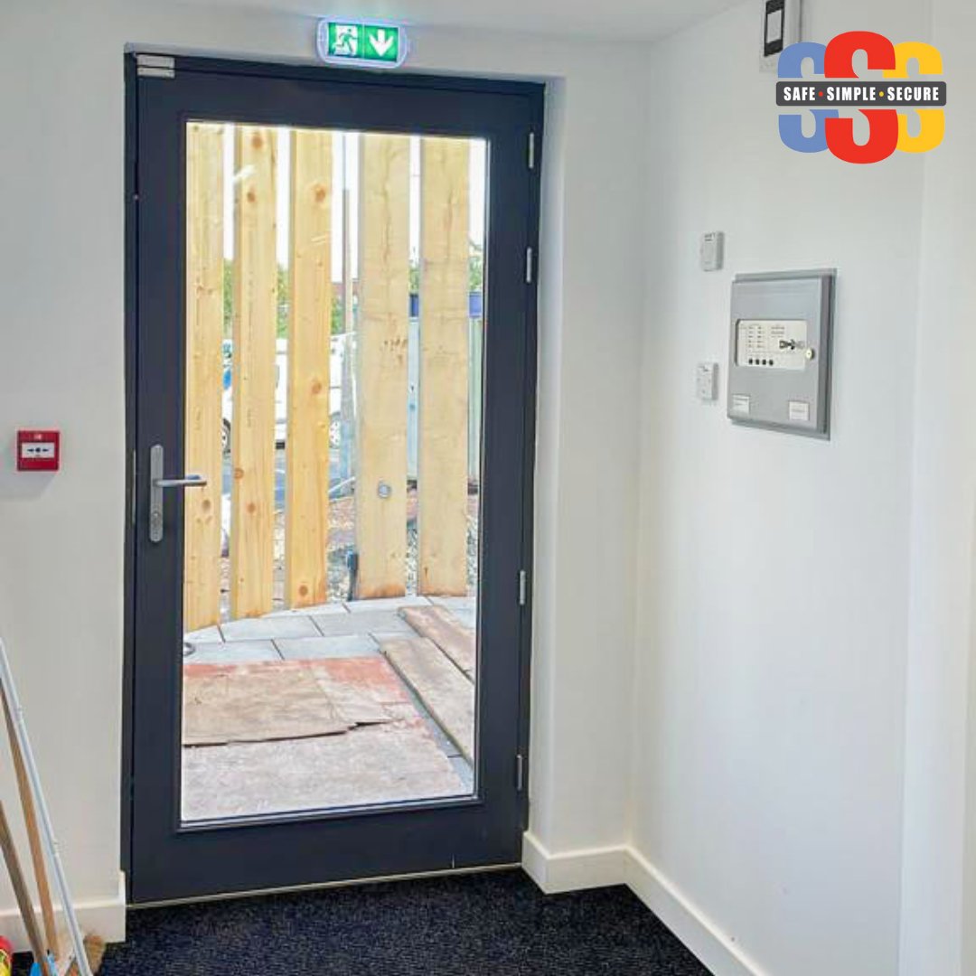 SafeSimpleSec's tweet image. The team have been busy visiting commercial premises installing brand new fire systems! 🚨

Businesses which have fully-operational smoke detectors and fire alarm systems are more likely to keep their valuable assets and occupants safe and secure in the event of a fire outbreak.