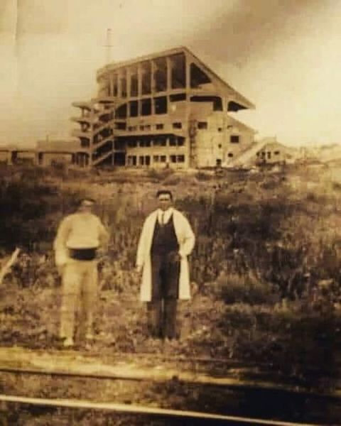Agaromba's tweet photo. Hermosa foto, calculo que fue sacada en 1936 donde se ven dos personas con el fondo de la tribuna San Martin en construccion. https://t.co/p3dWlUWbEG