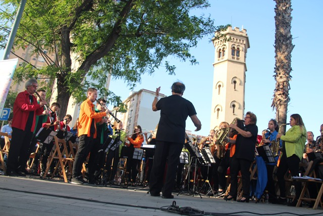 fipcornella's tweet photo. La Carpa de pl. Catalunya serà el centre les Gales Alapista! 📲 https://t.co/RQllcoB61O

Però també celebrarà una magnífica cloenda del #FIPC22 amb l'Orquestra Pistacatro i la Cornellà Band (@sclaunio) 🎶

Festival Internacional de Pallassos de #Cornellà 👉 Del 16 al 23 d'octubre https://t.co/Skf4NUHrRS
