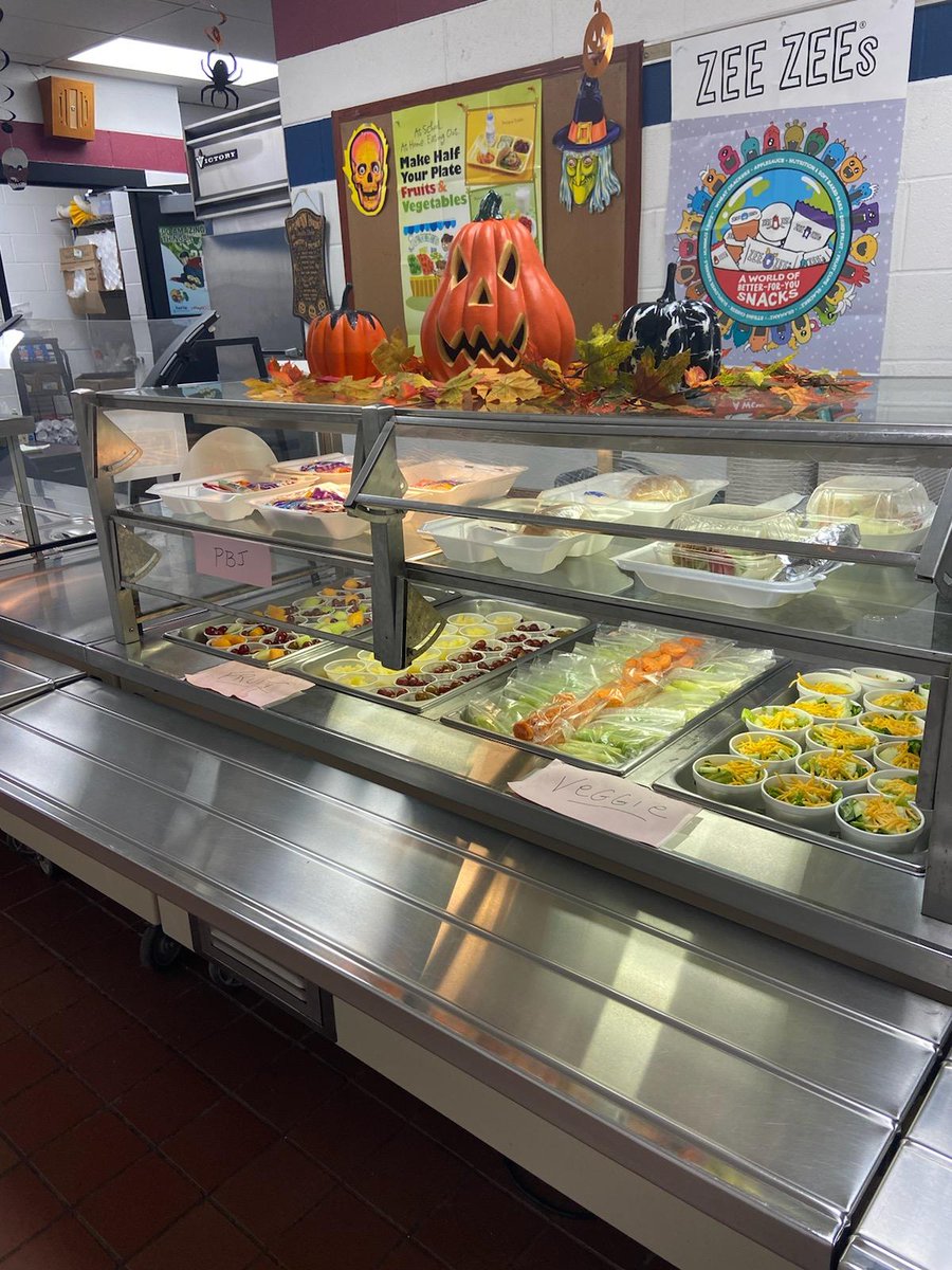 Happy #SchoolLunch Week! Ohio school lunches meet nutrition standards with limits on calories, sodium and unhealthy fats, including:
🥦 ¾ cup of vegetables
🍓 ½ cup daily serving of fruit
🥙 Entrées with whole grains
🥛 1 cup of 1% or fat free milk

📸: <a href="/AvonLakeSchools/">Avon Lake Schools</a> #NSLW22