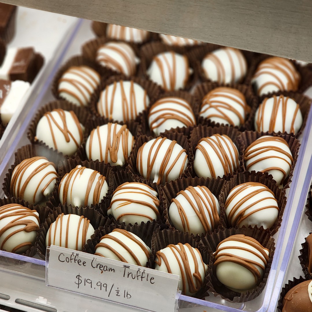 PalmerSquare's tweet photo. Trick or Treat, Trick or Treat:
I want something good to eat! 👻
Trick or Treat, Trick or Treat!
Let's all go to Thomas Sweet 🍫
.
.
#palmersquare #princetonnj #chocolate #princeton #downtownprinceton #falltreat #princetonfood #thomassweetchocolate #spookyseason https://t.co/zYEAs4ghaq