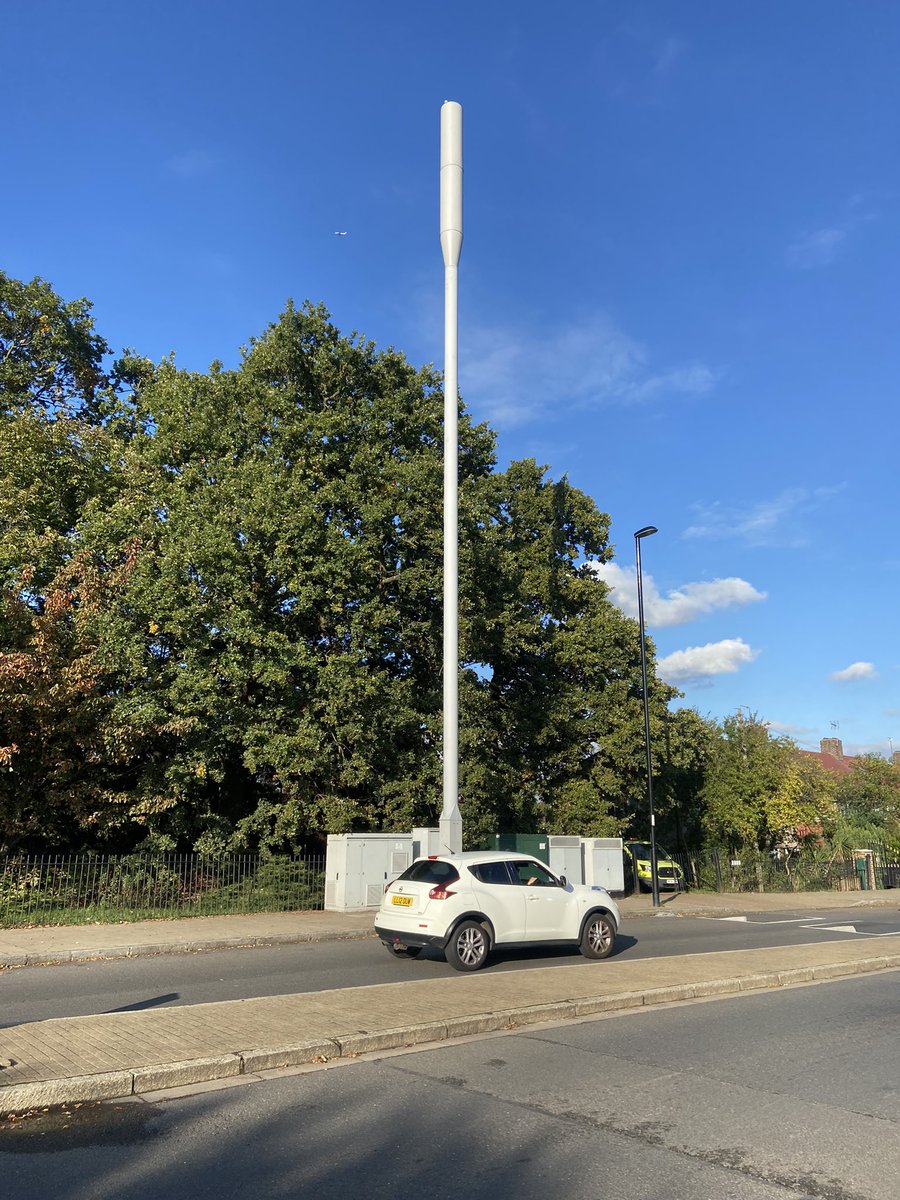 Maynz841's tweet photo. When you go to the extremes on drop day by going 10 miles off route to better the chances of hitting  the drop 😂😂💪🏻 #telemast #fullbars #5g #signal @qcollects2 https://t.co/lCmwAuftGl