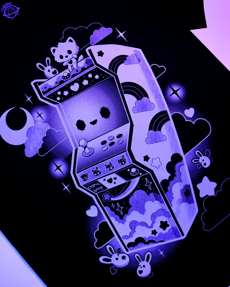 💫Ｒｅｔｒｏｓｐａｃｅ💫
Here is a look at the first of many new designs we will have available at <a href="/MCMComicCon/">MCM Comic Con</a> this month! 💜💫

This design is a full on cosmic gamer vibe featuring our little cutie Flewfie of course 🐱💜

💫Will be available in sizes S - 4XL 💫