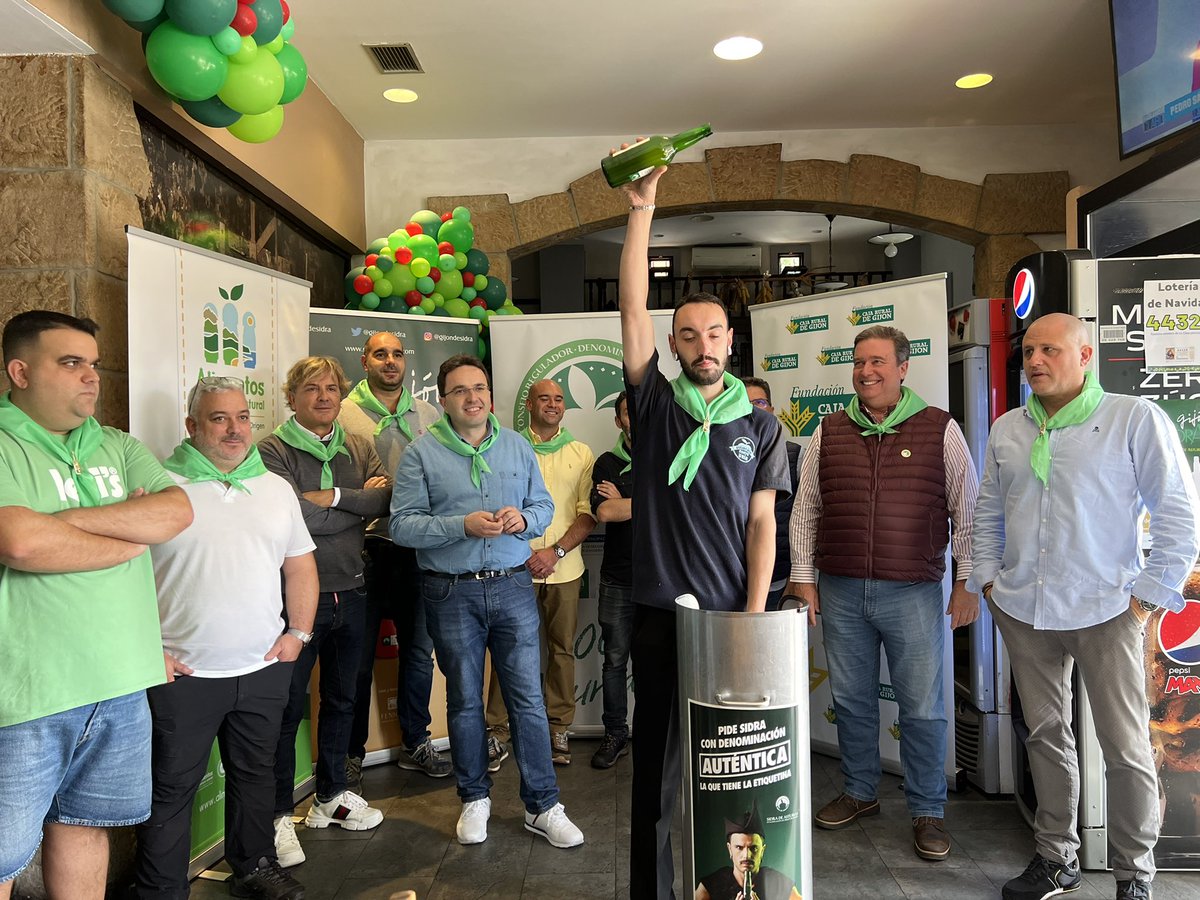 Primer Culín🍾
Damos por comenzada la XIII Edición de Gijón de Sidra - DOP Sidra de Asturias🙌🏼🙌🏼 en @nuevauria (sidrería ganadora 2021) con la sidra Prado y Pedregal <a href="/llagarlamorena/">Llagar La Morena</a> (sidra ganadora 2021). 
Ahora a disfrutar de todas las sidrerías participantes☺️