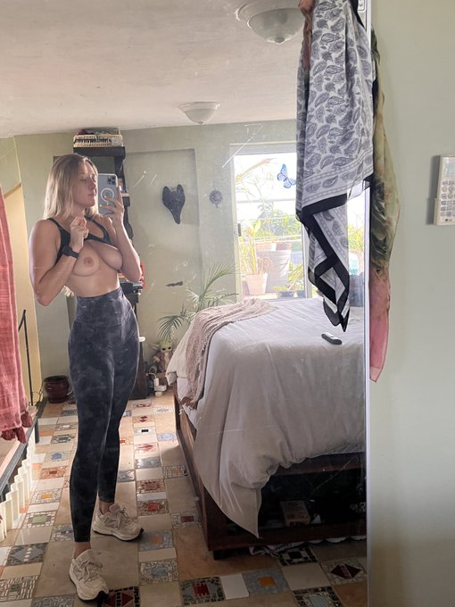 Dirty mirror, no makeup vibes. Happy to be at home 🇲🇽 https://t.co/T7BVtLbOJL