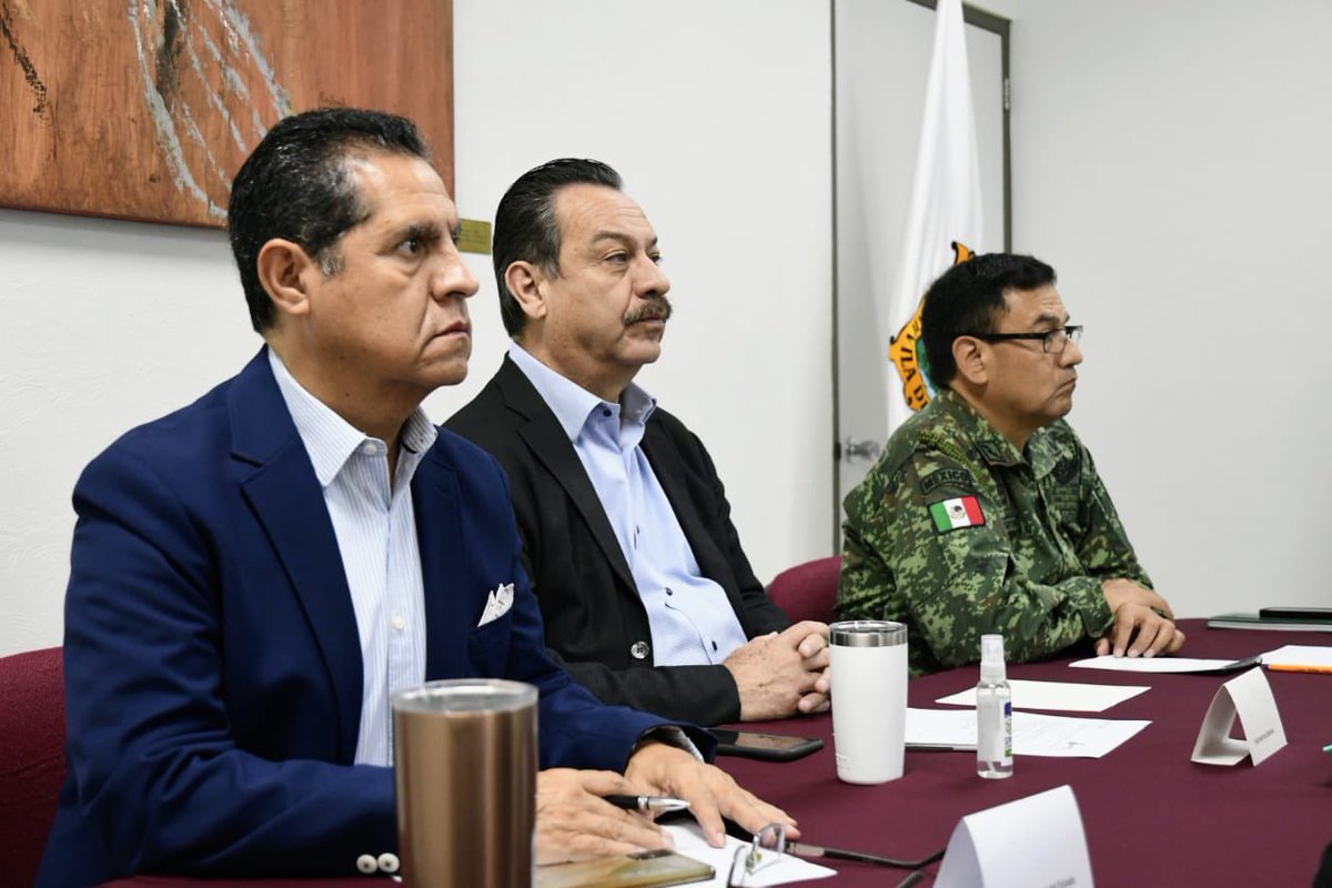 Autoridades estatales y federales, encabezadas por el Secretario de Gobierno <a href="/F_DeLasFuentes/">FernandoDeLasFuentes</a>, sesionaron en la la Mesa de Coordinación para la Construcción de la Paz, donde se da seguimiento a las acciones coordinadas de #Seguridad en las cinco regiones de #Coahuila.