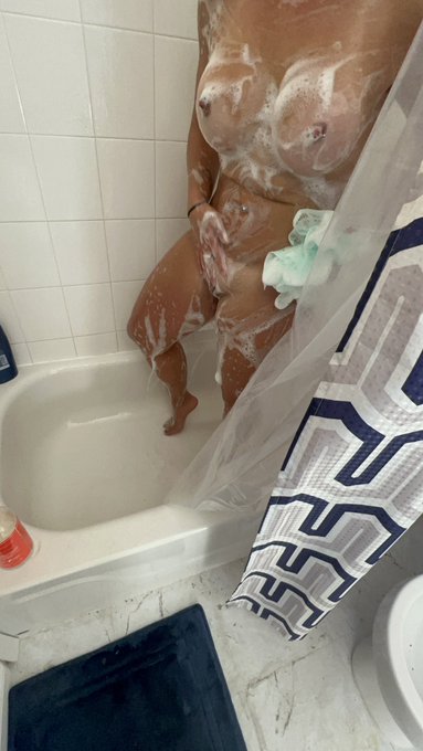 I needed some help!! 🚿🧼 https://t.co/C55QLUFVjW