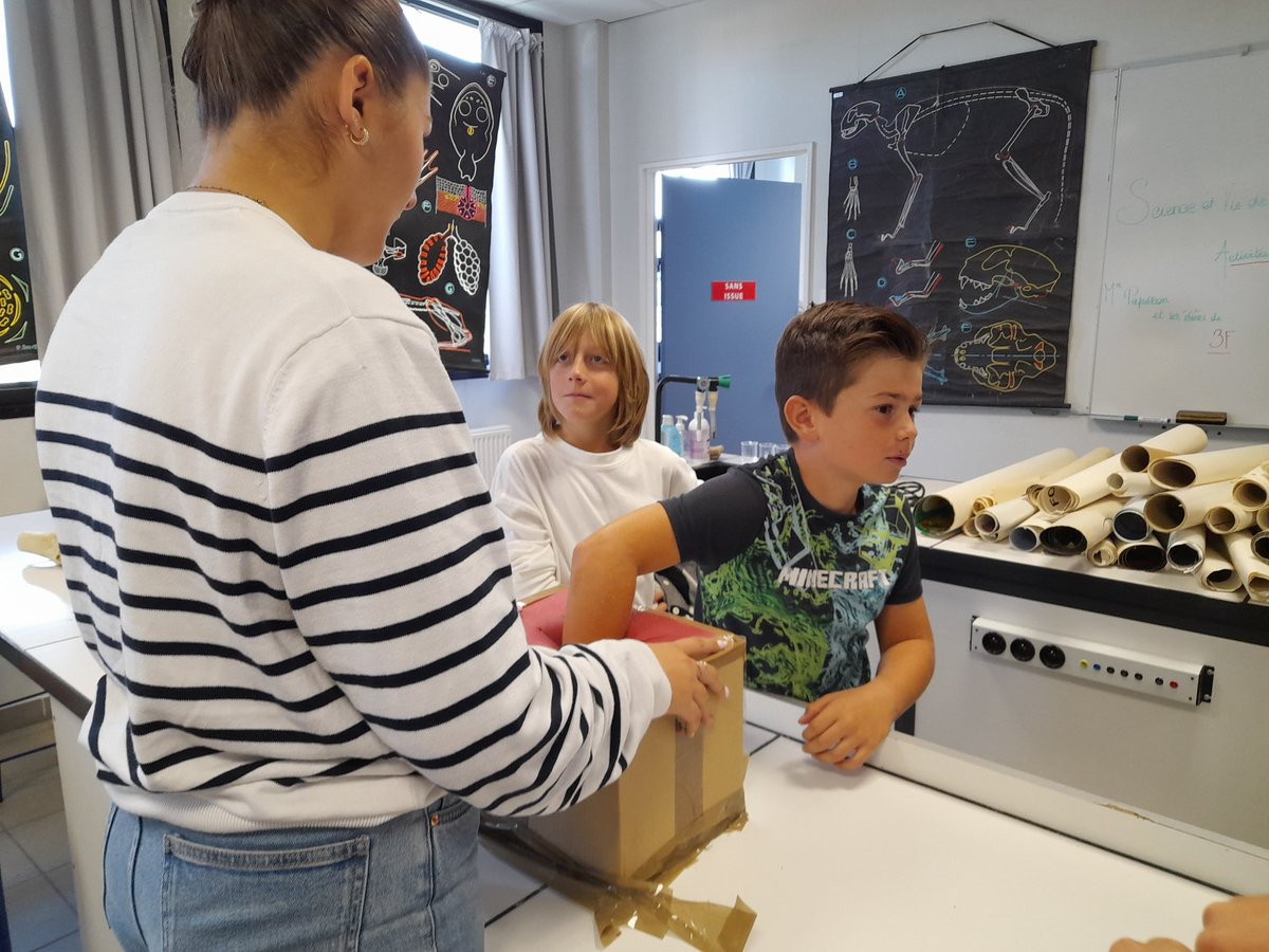 CE_FontdeFillol's tweet photo. Atelier 11 : 🐌 KHO LANTA 🐛
Découverte des différents insectes : qu'est ce qui se cache dans les boîtes ? 🦗 qui a t'il dans les lamelles des 🔬 ?
Quel est l'impact du réchauffement climatique sur la biodiversité ?
#FetedelaScience
#biodiversite 
#ecocitoyennete https://t.co/8hzn3DmKGZ