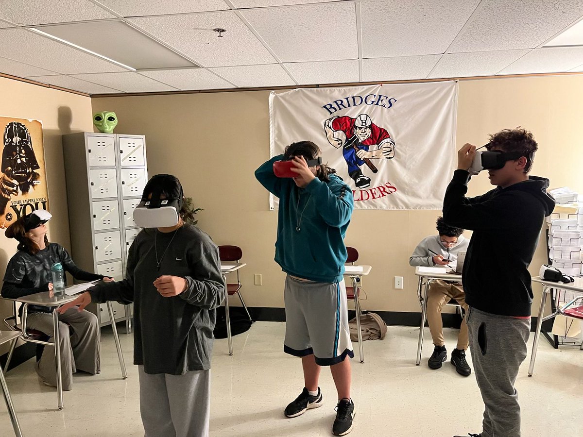 BridgesHS's tweet image. Creative writing in Mr. Moffis’s class using VR. “I am on a rooftop” #puttingactineininteractive #wearebuilders #hammersup