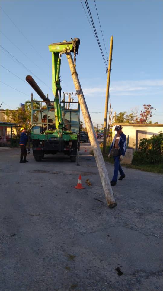 OSDE_UNE's tweet photo. Desde horas bien tempranas nuestra Brigada Serafín Sánchez trabajan en Pinar del Río para lograr el restablecimiento de todas las líneas eléctricas. #Cuba #SanctiSpiritus #ElectricosPorCuba #EmpresaElectricaSanctiSpiritus https://t.co/g5ioJH3vYe