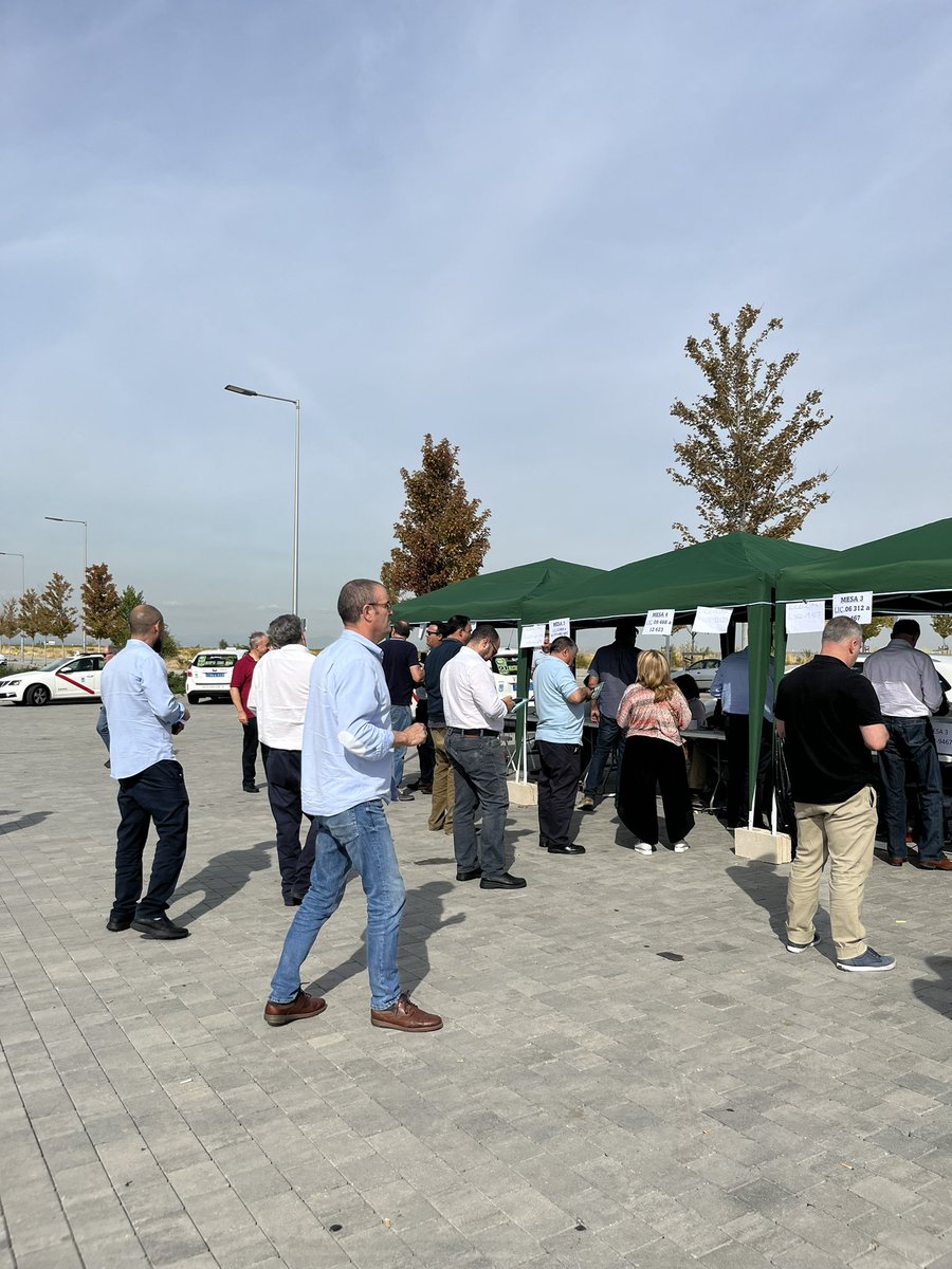 FPtaxiMadrid's tweet photo. Este referéndum es la oportunidad de demostrar que dentro de sector todos queremos lo mismo. ¡Corre la voz! 

#taxi #taximadrid https://t.co/AP4Hv1afmO