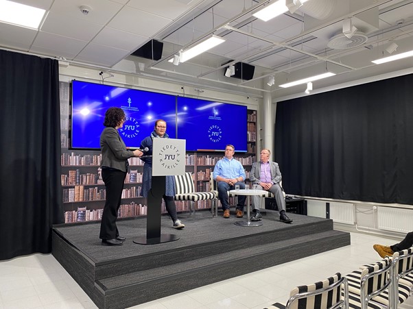 jyuscience's tweet photo. Yleisö lähetti hyviä kysymyksiä tiedeiltaan, kiitos kysyjille! Tiistaina aiheena oli ehtyvien metallien talteenoton teknologiat ja talous. Asiantuntijoina Ari Väisänen #jyuscience, Milla Sarja #JSBE ja Elmeri Lahtinen @weeefiner. Tallenne:https://t.co/EEc0hrhzgN #tiedettakaikille https://t.co/sL2itmTluv