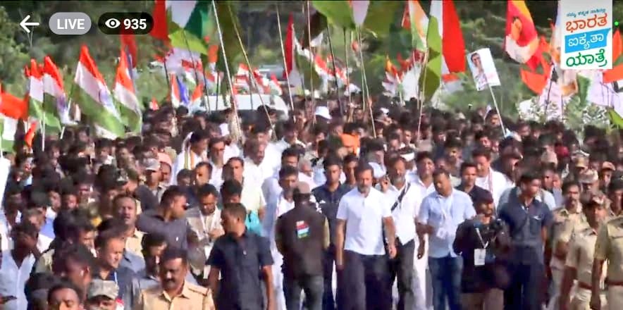 EhsanKhanIYC's tweet photo. आज @RahulGandhi जी के साथ मुलाकात के वक्त संगठन से जुड़ी बातें करते हुए। एक नेता, जो सबसे पहले अपने कार्यकर्ताओं की अहमियत समझते हैं। जिनके लिए राजनीति का मतलब सेवा है, त्याग है, समर्पण है न कि सत्ता का सुख भोगना।
     #BharatJodoYatra https://t.co/ipiAGbG3B2