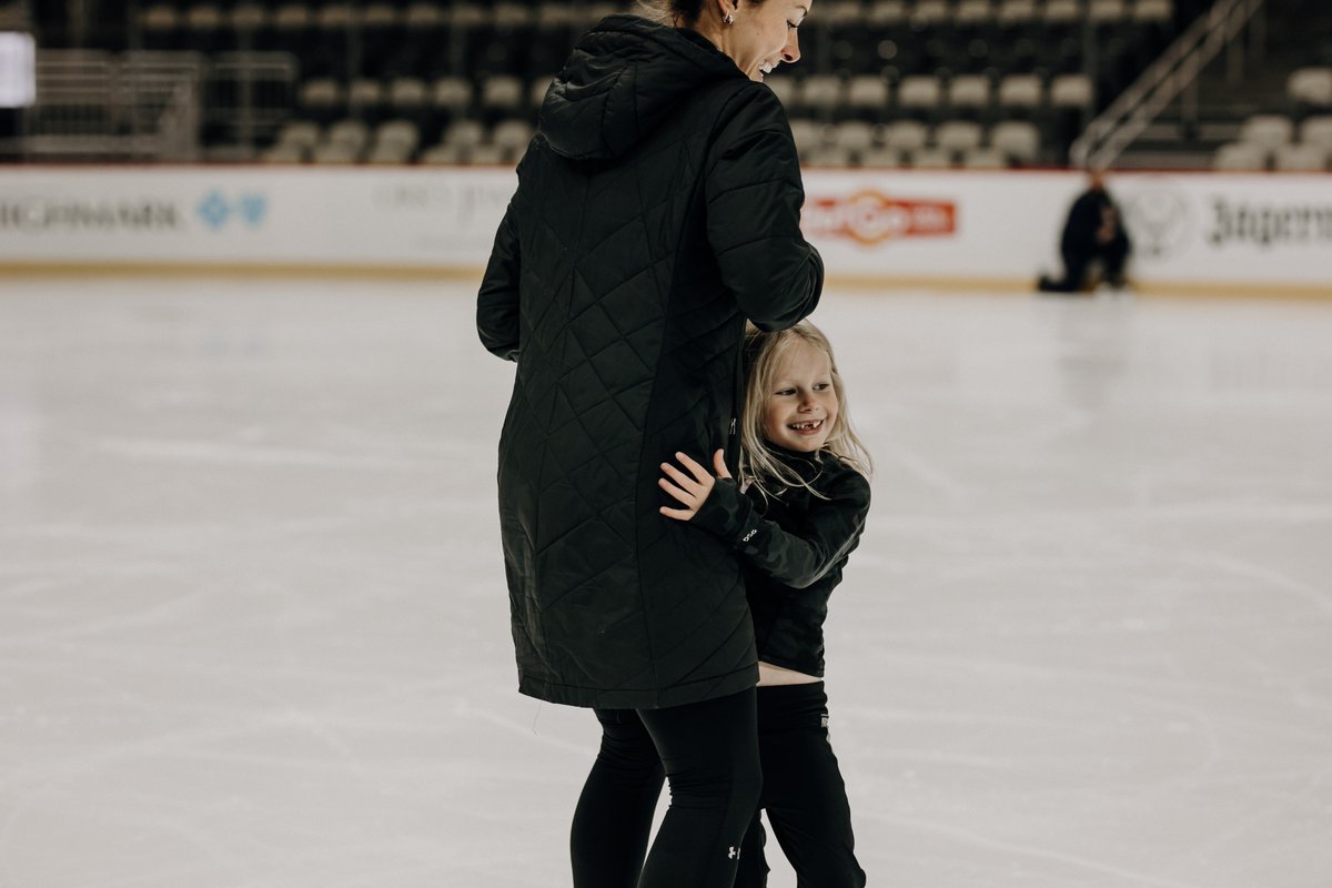 radworkshere's tweet photo. 🏒 IT'S A HOCKEY NIGHT IN PITTSBURGH! 🏒
The @Penguins are back tonight! Thanks to @PPGPaintsArena for opening up the rink earlier this month for #RADicalDays. These skaters were happy to test out the ice.
📸 Kelly Perkovich/Iris Photography https://t.co/Y00E1rpoZq