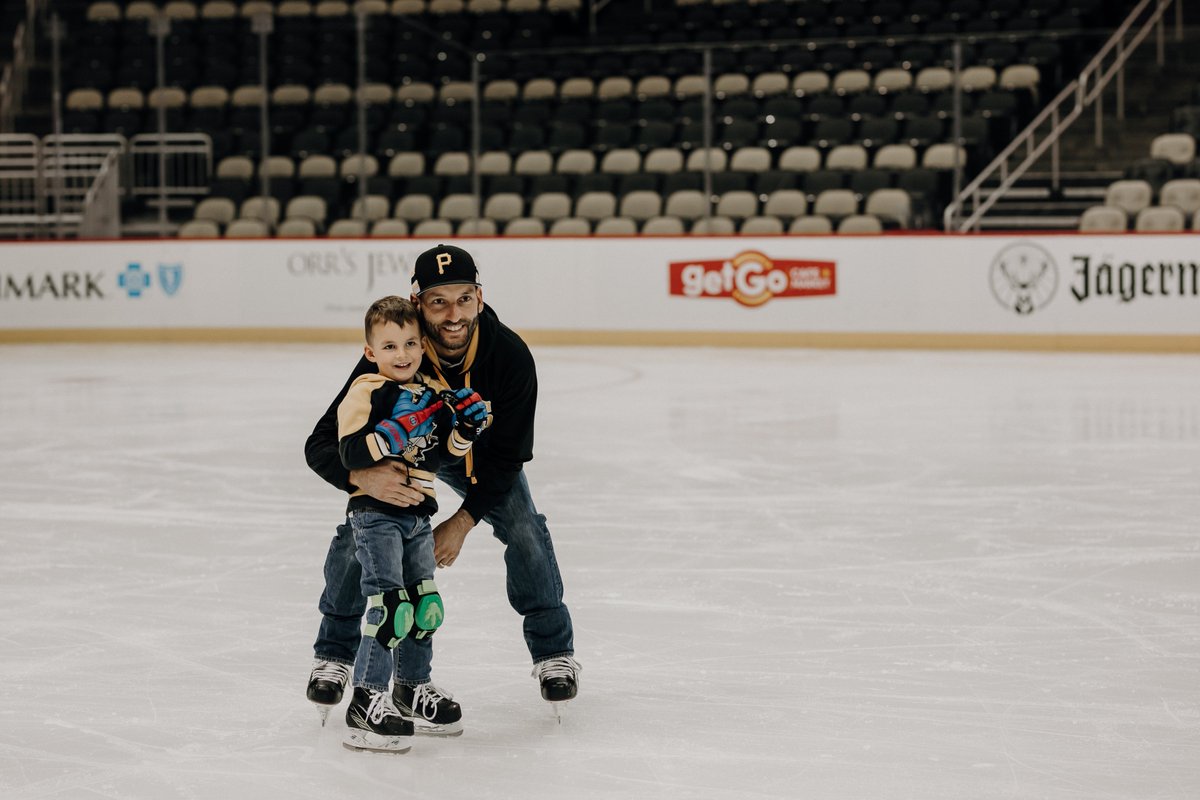 radworkshere's tweet photo. 🏒 IT'S A HOCKEY NIGHT IN PITTSBURGH! 🏒
The @Penguins are back tonight! Thanks to @PPGPaintsArena for opening up the rink earlier this month for #RADicalDays. These skaters were happy to test out the ice.
📸 Kelly Perkovich/Iris Photography https://t.co/Y00E1rpoZq