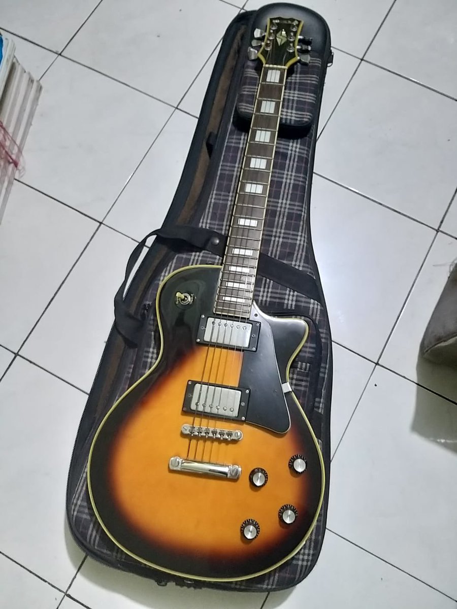 rizkyptrc's tweet photo. WTS Samick artist series Les paul Sunburst.
Masih mulus kaya dahyun twice
Nett 4jt + case
Cp. 081287848982 (icad) #WTS #gitarmurah https://t.co/9GG7AQTTEW