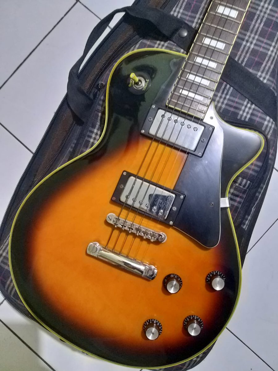 rizkyptrc's tweet photo. WTS Samick artist series Les paul Sunburst.
Masih mulus kaya dahyun twice
Nett 4jt + case
Cp. 081287848982 (icad) #WTS #gitarmurah https://t.co/9GG7AQTTEW