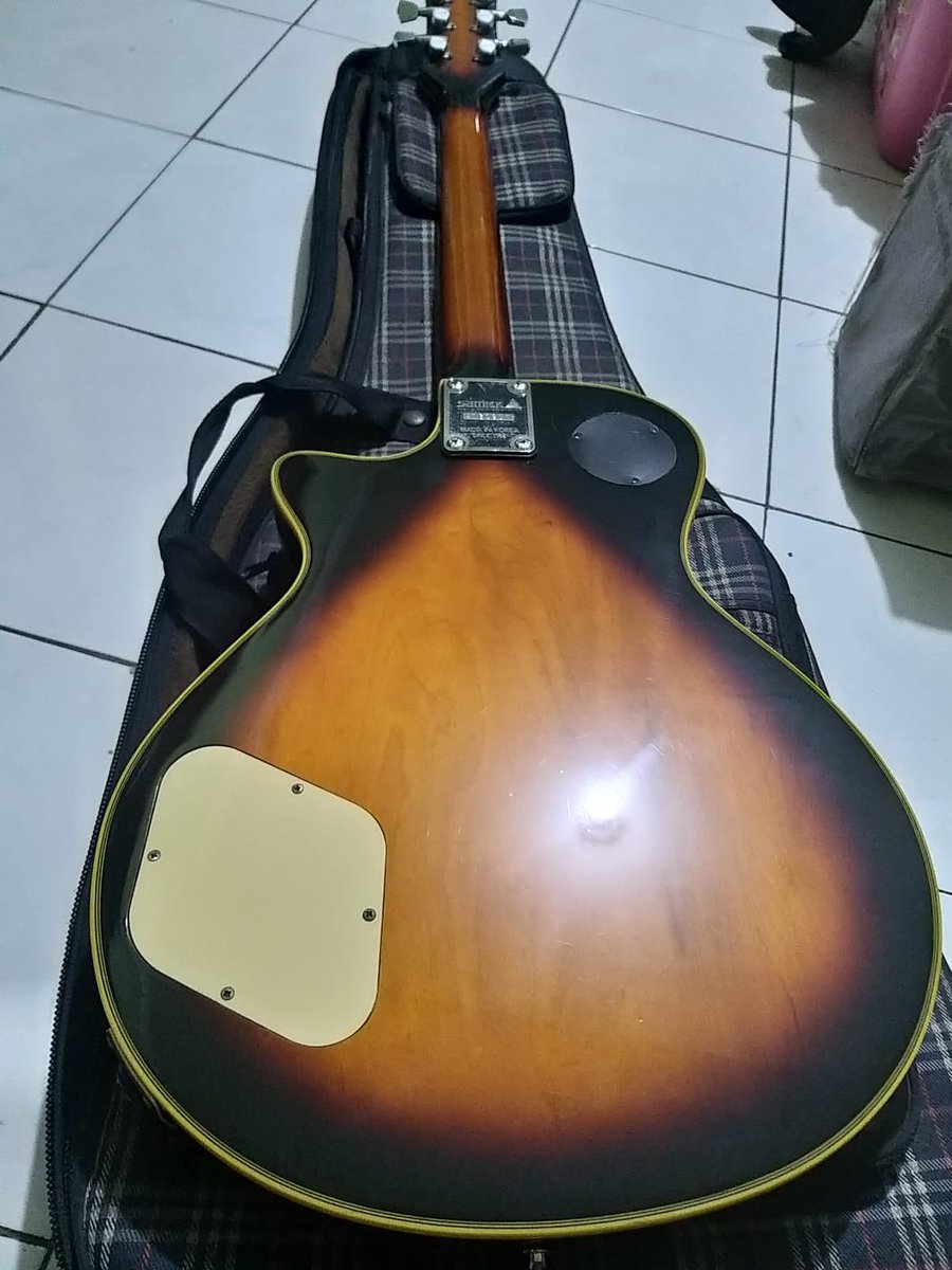 rizkyptrc's tweet photo. WTS Samick artist series Les paul Sunburst.
Masih mulus kaya dahyun twice
Nett 4jt + case
Cp. 081287848982 (icad) #WTS #gitarmurah https://t.co/9GG7AQTTEW