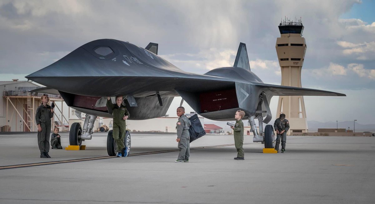 ryankakiuchan's tweet photo. Lockheed Martin Darkstar is at Edwards Air Force Base and will have its world debut at the 2022 Aerospace Valley Open House, Air Show, &amp; STEM Expo this weekend.

Photos from Edwards Air Force Base Facebook page https://t.co/OH10q9pLyf