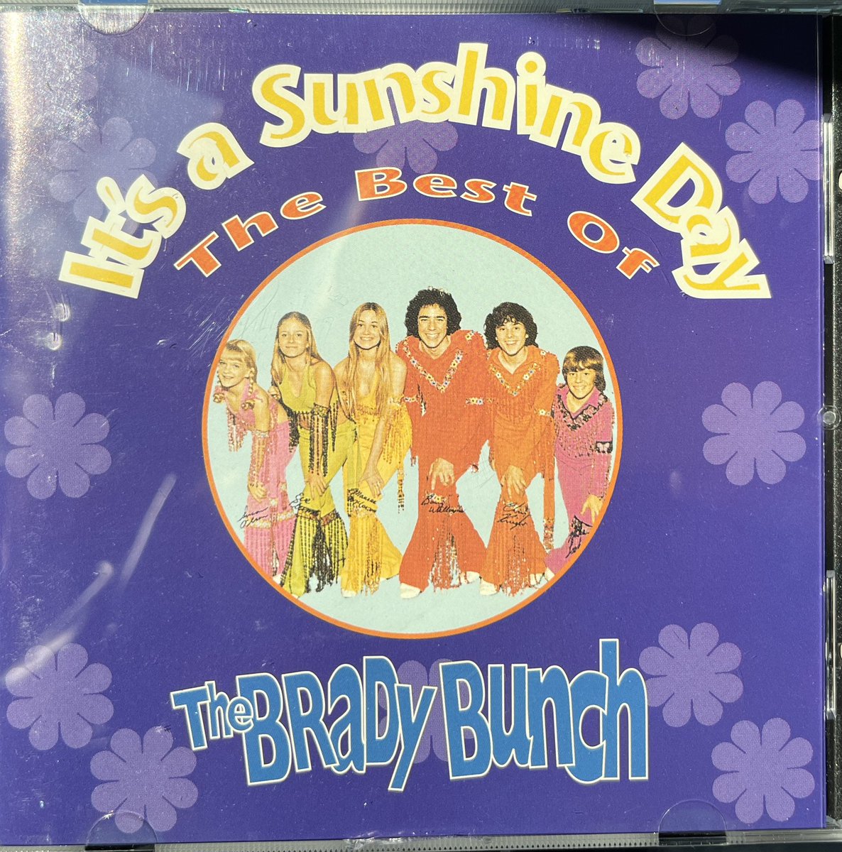 kbhdcomputers's tweet photo. Wanted this album as a kid but parents thought it was to expensive! 🤣 SO glad to have it now on a CD! #memories #thebradybunch #favoritetvfam @MrBarryWilliams @MoMcCormick7 @CKnightBrands @Therealeveplumb #MikeLookinland @RealSusanOlsen https://t.co/Vn6IvUDsJJ