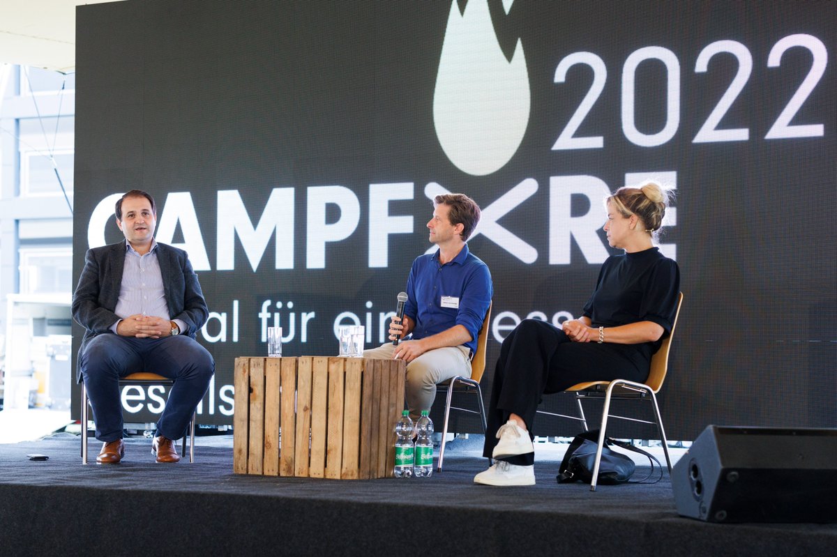 campfire_fest's tweet photo. Auf dem Campfire sprach @justus_vdaniels mit Wirtschaftsministerin @MonaNeubaur und Europaminister @n_liminski über die Energieabhängigkeit von #Russland: Woher kommt sie und wie kommen wir über den Winter? Steigend Preise machen sich bemerkbar und bereiten den Menschen Sorgen. https://t.co/8Wcc6GLGlg