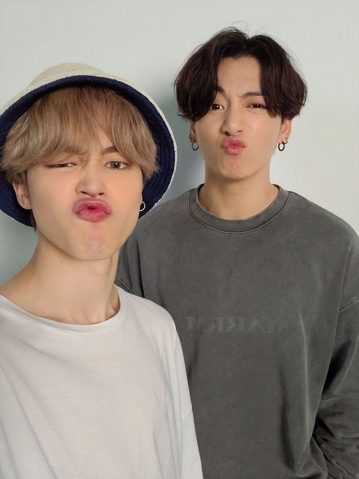 kimtaehyfng's tweet photo. Happy birthday jimin nya tirsusie, be happy dan semoga selalu datang hal-hal baik buat kalian ya. https://t.co/ETGBQCBhVH