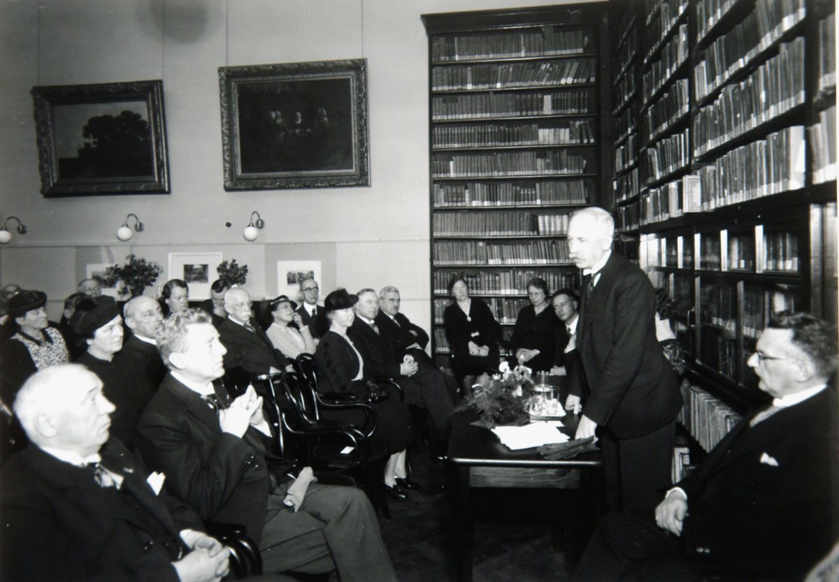 Zaterdag 15 oktober zijn er diverse lezingen bij te wonen, waaronder de lezing Johan de Witt en het Rampjaar gegeven door Jean-Marc van Tol. Ook is er de lezing "1572, vloek of zegen?" Door Marianne Eekhout. 

📌 Voor meer informatie over de activiteiten: bit.ly/3DJzJAF