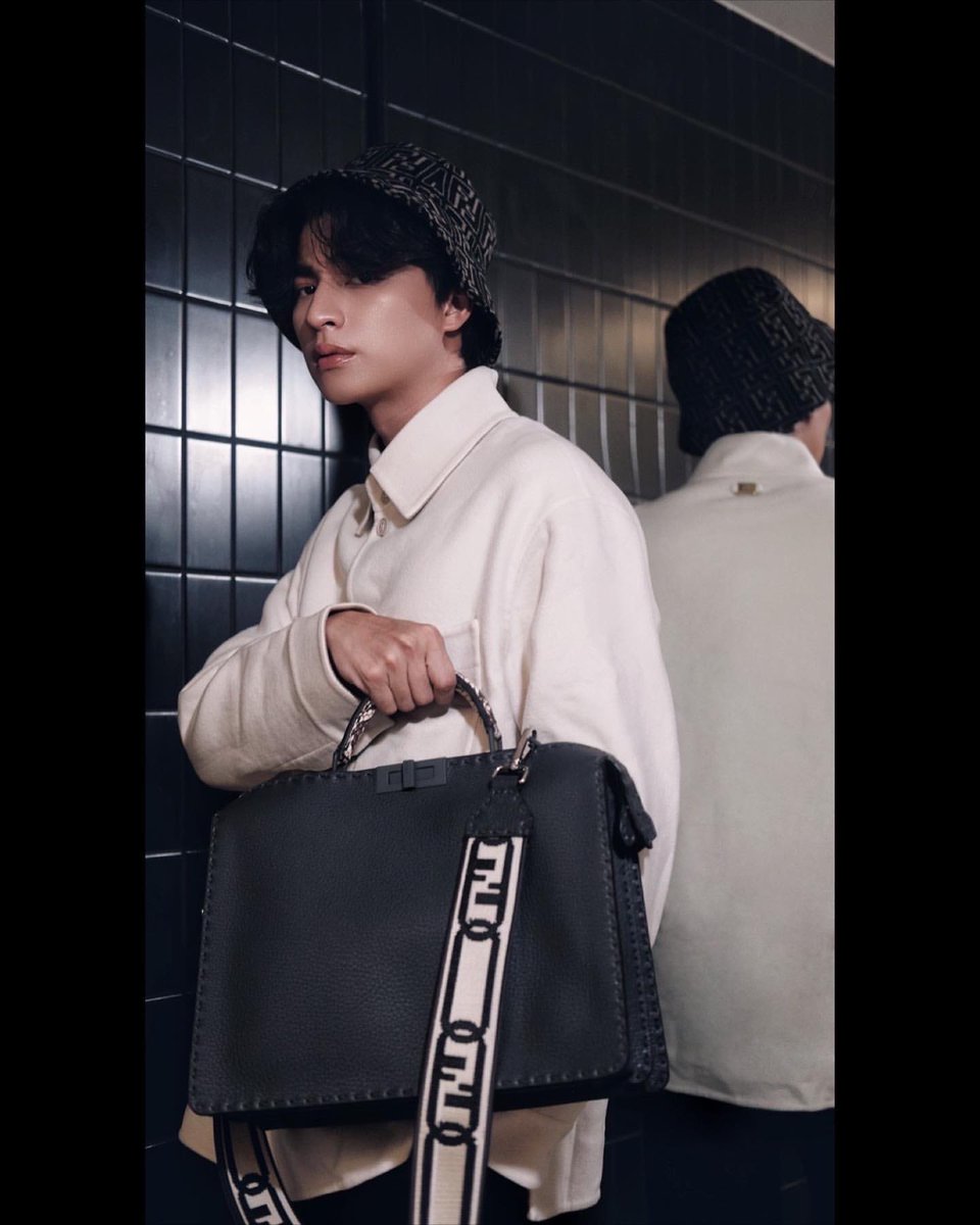 ammiegulf's tweet photo. ความเป็นโมเดลของน้องกลัฟดีมาก บวกกับอินเนอร์ที่สื่อสารออกมานั้น ส่งเสริมกับแบรนด์มากๆเลยค่ะ ชอบมาก 🤍

🔗 : https://t.co/CWVUVasRmh

@gulfkanawut #GulfKanawut 
@fendi #fendi #FENDIMATCH
#FENDIPEEKABOO https://t.co/3Vf0iylCR6
