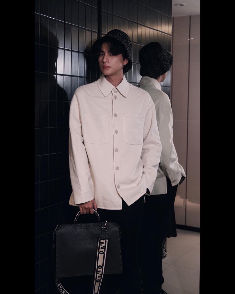 ammiegulf's tweet photo. ความเป็นโมเดลของน้องกลัฟดีมาก บวกกับอินเนอร์ที่สื่อสารออกมานั้น ส่งเสริมกับแบรนด์มากๆเลยค่ะ ชอบมาก 🤍

🔗 : https://t.co/CWVUVasRmh

@gulfkanawut #GulfKanawut 
@fendi #fendi #FENDIMATCH
#FENDIPEEKABOO https://t.co/3Vf0iylCR6