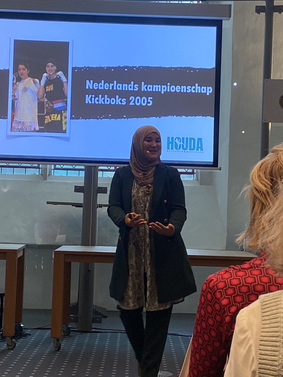 Presentation by <a href="/HvS_Houda/">Houda Loukili</a>, "you can combine different worlds with each other, more than we think." #CATlustrum #VallenEnOpstaan <a href="/CAT_UUcentre/">Academic Teaching and Learning</a> <a href="/TAUU_NL/">Broken Link POC</a> <a href="/UniUtrecht/">Utrecht University</a>