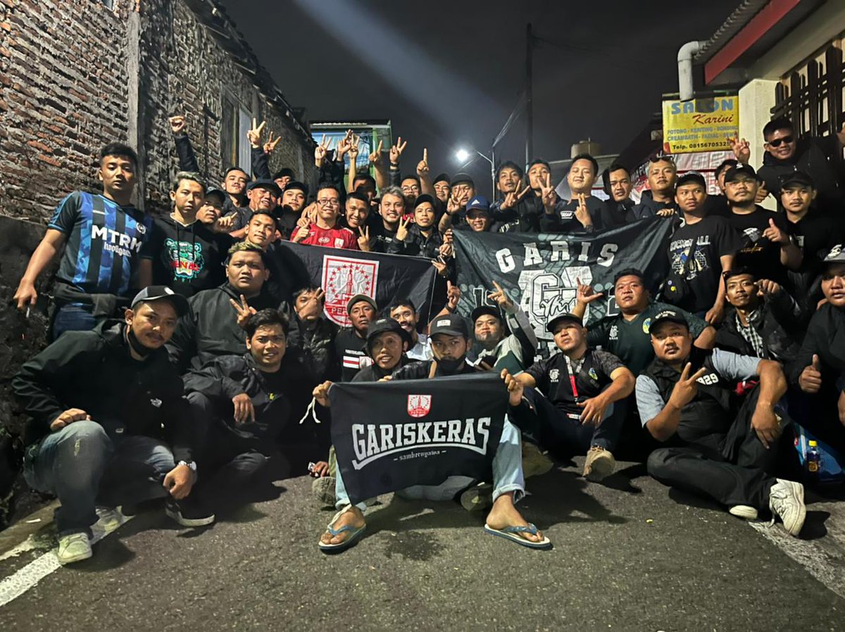 akbarindoboko's tweet photo. Kemarin saling membenci, dan sekarang @GK_1923 menyambut baik kedatangan GKYK di kota solo.
Selamat datang di kota solo dulur2 @Brajamusti_YK GARIS KERAS YOGYAKARTA.
Sebaik2nya kabar adalah kabar perdamaian yg diabadikan

GARIS KERAS MATARAM.
AYDK SAKJOSEE.
MATARAM IS LOVE 💙🖤❤ https://t.co/LNKWb5eLEm