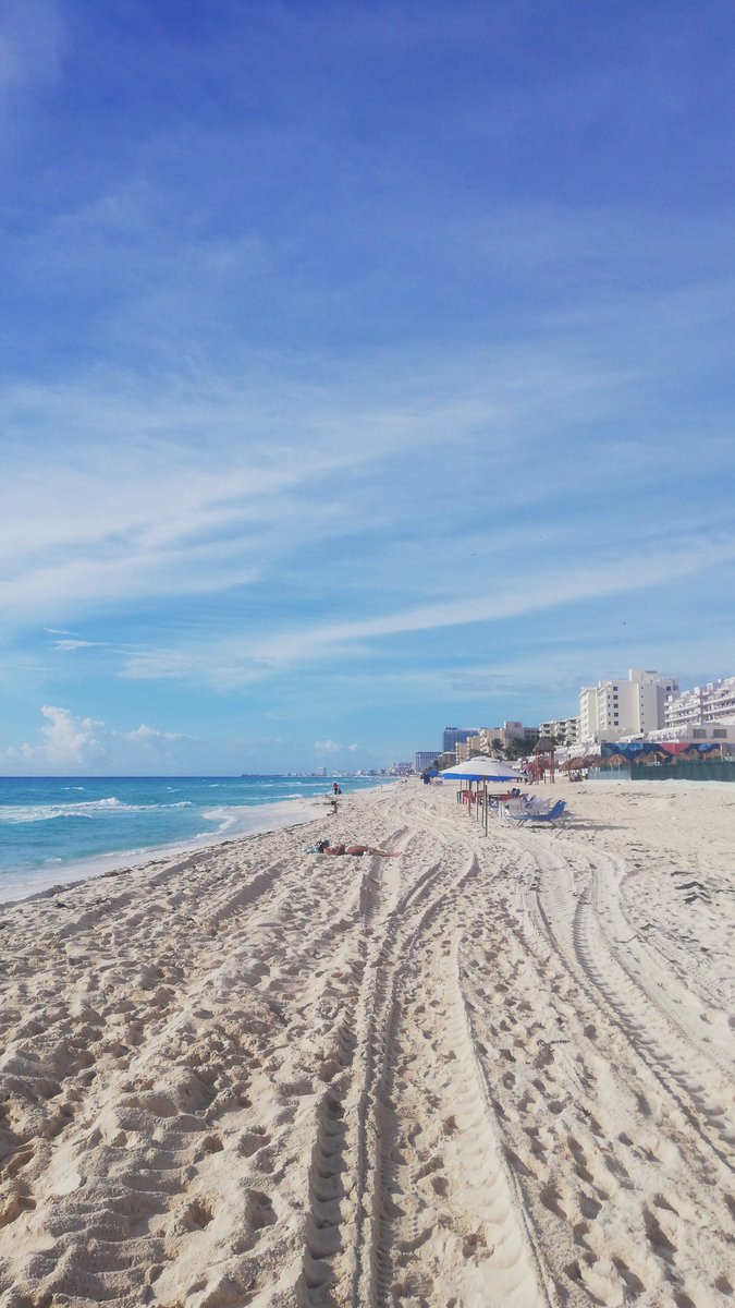 b2dwarty's tweet photo. Otra vez ya iniciaron con la invasión de espacios públicos con fines lucrativos @VivoEnCancun  @MaraLezama @Frank_Lopez_ https://t.co/D7GMiojf6b