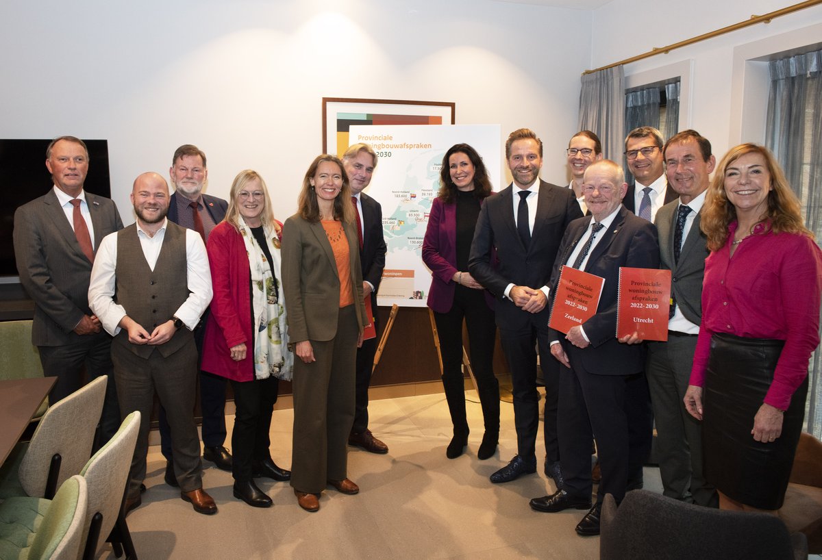 Alle 12 provincies <a href="/ProvDrenthe/">Provincie Drenthe</a>, <a href="/FlevoNieuws/">Provincie Flevoland</a>, <a href="/provfryslan/">Provincie Fryslân</a>, <a href="/provgelderland/">Provincie Gelderland</a>, <a href="/provgroningen/">Provincie Groningen</a>, <a href="/limburg/">Provincie Limburg</a>, <a href="/Brabant/">Provincie Noord-Brabant</a>, <a href="/ProvincieNH/">Noord-Holland</a>, <a href="/ProvOverijssel/">Provincie Overijssel</a>, <a href="/ProvUtrecht/">Provincie Utrecht</a>, <a href="/provzeeland/">Provincie Zeeland</a> en <a href="/zuid_holland/">Provincie Zuid-Holland</a> tekenen voor deze taak.📝 ⤵️
volkshuisvestingnederland.nl/actueel/nieuws…