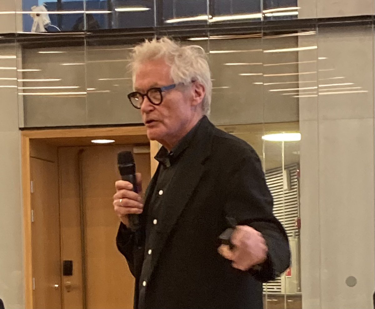 Arkkitehti, professori Arno Lederer haastaa suunnittelijoita ja rakentajia toteuttamaan rakennuksia, jotka kestävät satoja vuosia. 

#tiili #betoni #kestävärakentaminen #kestäväkivitalo #elinkaari