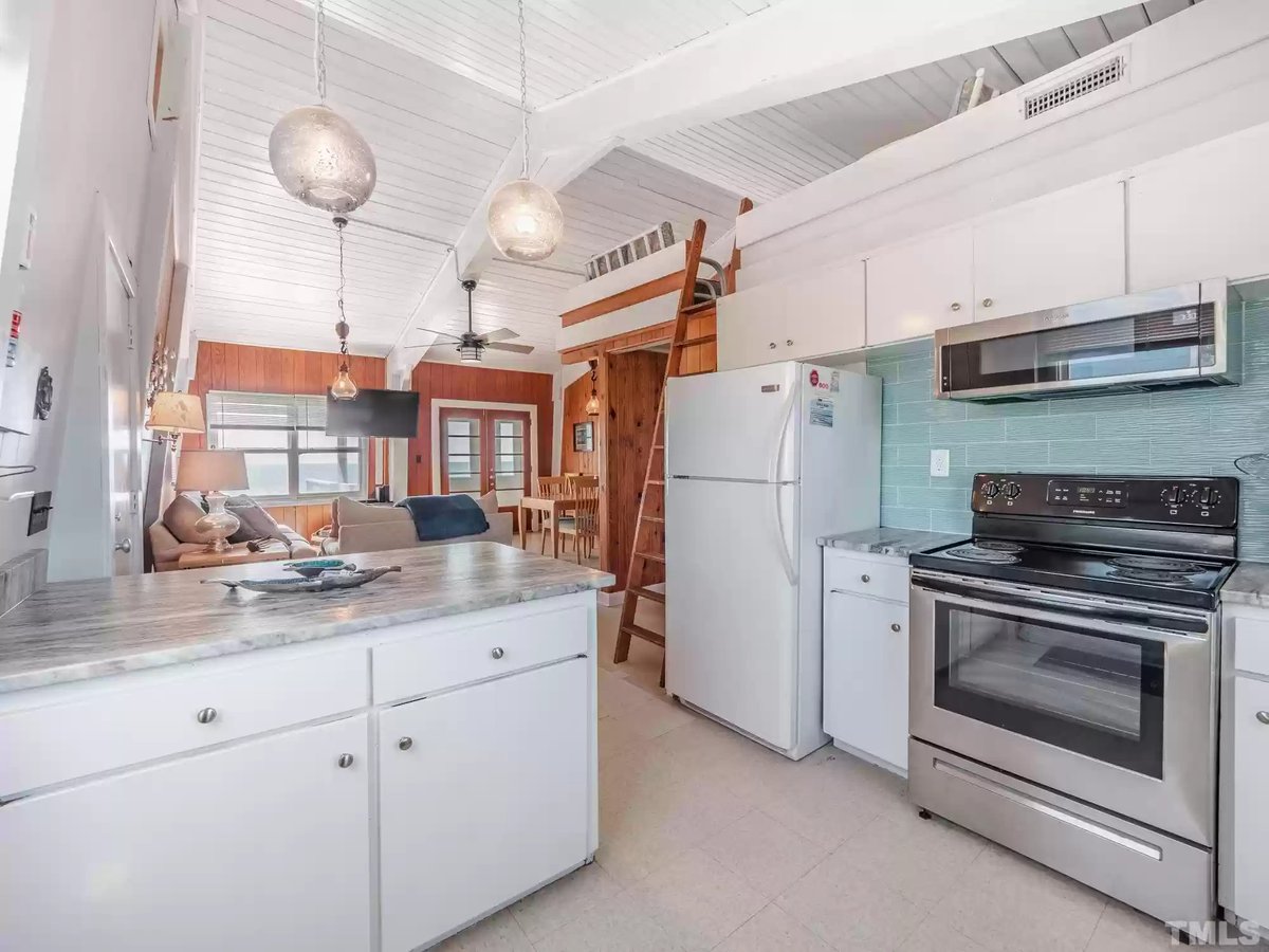 STRHuntr's tweet photo. Today we are looking at 1159 N Anderson Rd, Topsail Beach, NC. This is a 4 bedroom, 2 bathroom, 1200 sqft beach front home.

Lets dive in!
🧵👇 https://t.co/O3QxCxH4Jv
