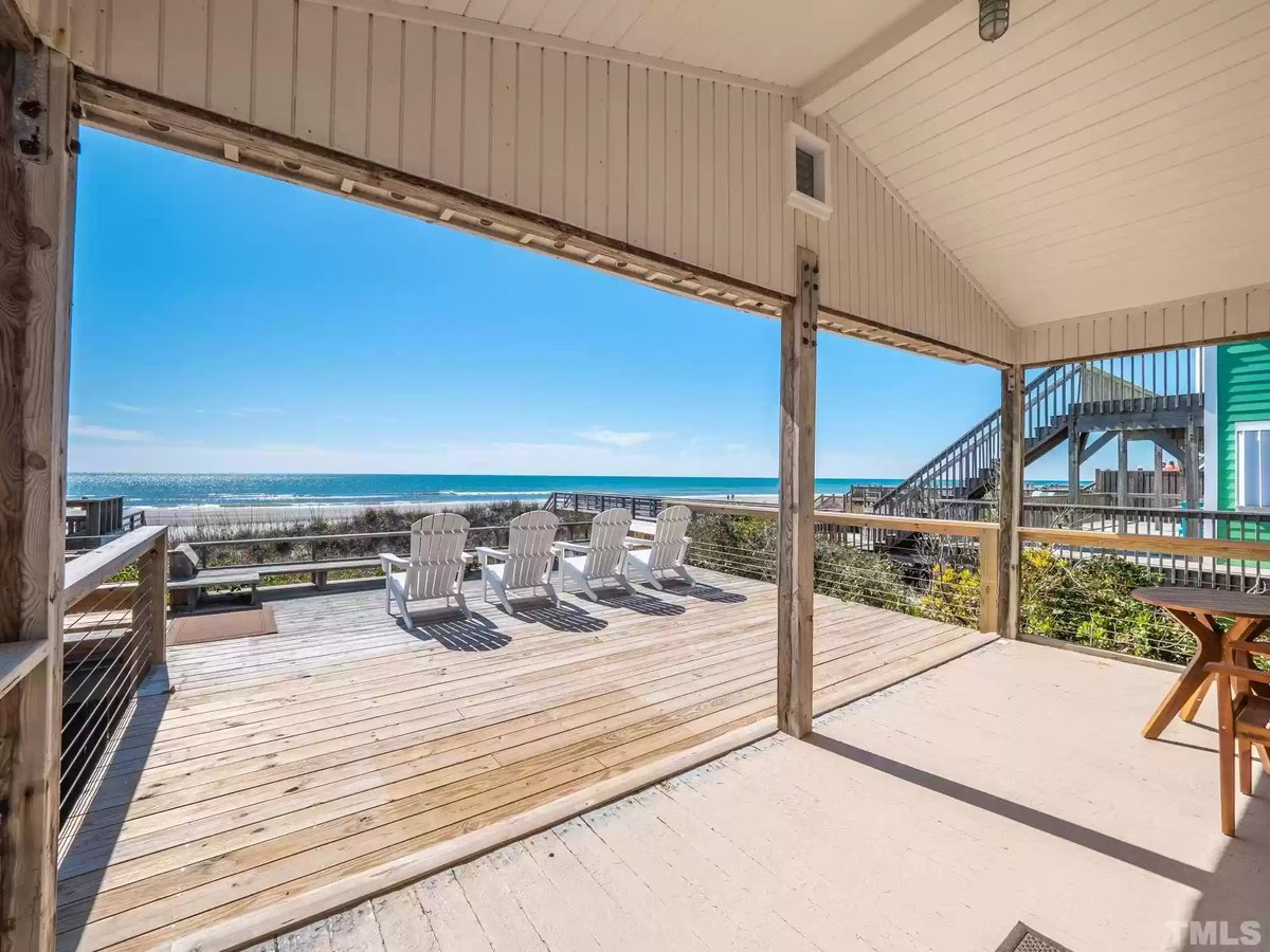 STRHuntr's tweet photo. Today we are looking at 1159 N Anderson Rd, Topsail Beach, NC. This is a 4 bedroom, 2 bathroom, 1200 sqft beach front home.

Lets dive in!
🧵👇 https://t.co/O3QxCxH4Jv