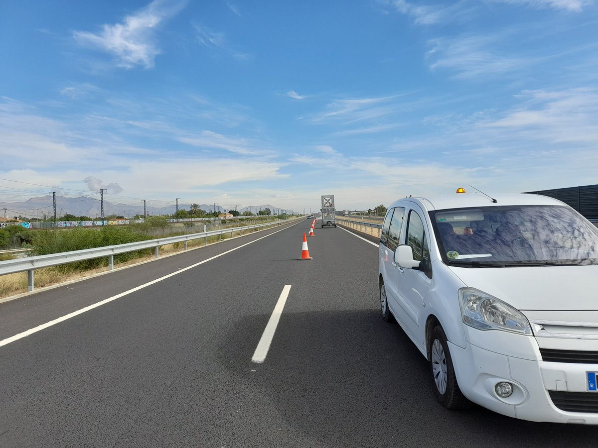 transportesgob's tweet photo. Estamos haciendo pruebas con el #ConoConectado en la autovía del Reguerón (#Murcia).

▶️Permitirá avisar a los conductores de la presencia de obras u incidencias en las carreteras en tiempo real a través de los navegadores.

 Así se mejorará la seguridad vial. #DGCarreteras https://t.co/p32J0CgZal