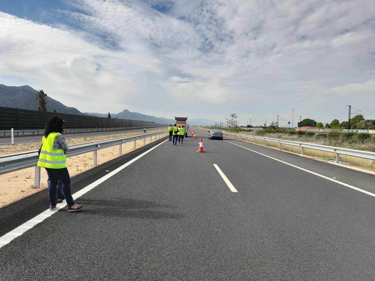 transportesgob's tweet photo. Estamos haciendo pruebas con el #ConoConectado en la autovía del Reguerón (#Murcia).

▶️Permitirá avisar a los conductores de la presencia de obras u incidencias en las carreteras en tiempo real a través de los navegadores.

 Así se mejorará la seguridad vial. #DGCarreteras https://t.co/p32J0CgZal